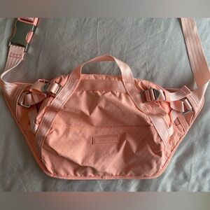 Great condition Athleta EXCURSION LARGE BELT BAG coral/peach